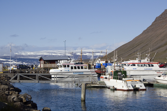 2011-06-29_19-17-04 island.jpg - Im Hafen von Isafjrdur - hinten der Drangajkull